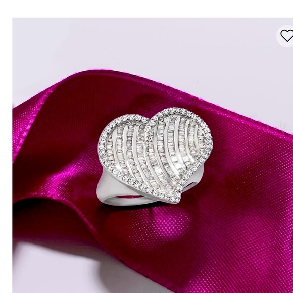 BEAUTIFUL & STUNNING DIAMOND HEART SHAPE RING - Picture 3 of 8